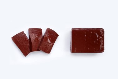 Beyaz arka planda domuz kanı pudingi.