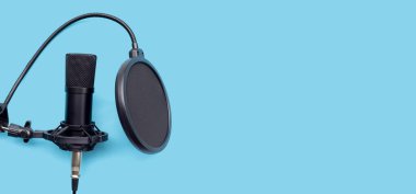 Mavi arkaplanda stüdyo mikrofonu.
