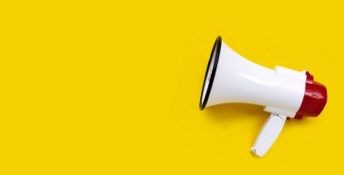 Sarı arkaplanda kırmızı ve beyaz megafon.