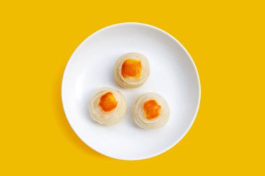 Sarı arka planda beyaz tabakta Çin çöreği..