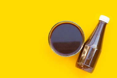 Sarı arka planda güçlü balık sosu..