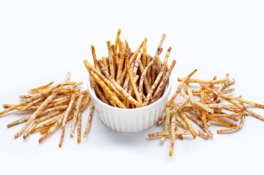 Beyaz arka planda kızarmış taro çubukları.