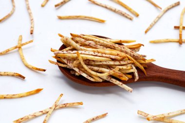 Beyaz arka planda kızarmış taro çubukları.