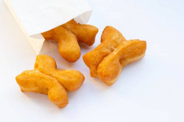 Kızarmış hamur çubukları ya da beyaz arka planda Çin ekmeği çubukları.