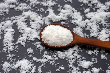 Koyu arkaplanda beyaz tuz.