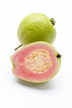 Beyaz arkaplanda taze pembe guava.