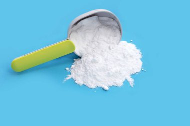 Mavi arka planda kabartma tozu.