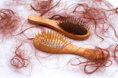 Saç dökülmesi taraklara düşer