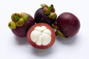 Beyaz arka planda Mangosteen. Üst görünüm