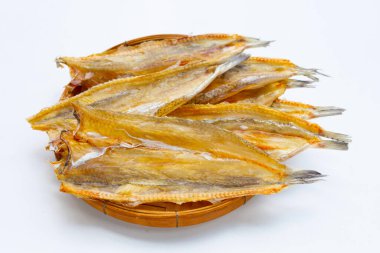 Kurumuş siyah kralbalığı beyaz arka planda bambu sepetinde.