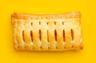 Sarı arka planda ananaslı turta.