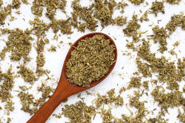 Beyaz arka planda kurutulmuş pelin otu..