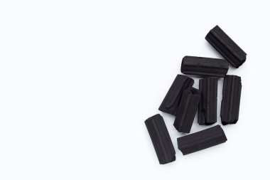 Beyaz arkaplanda dumansız odun kömürü.