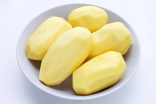 Rohe Geschälte Kartoffeln Weißer Schüssel Auf Weißem Hintergrund — Stockfoto