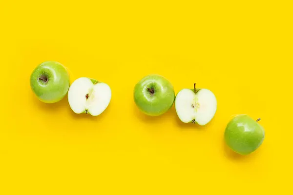 Sarı Arkaplanda Yeşil Elma — Stok fotoğraf