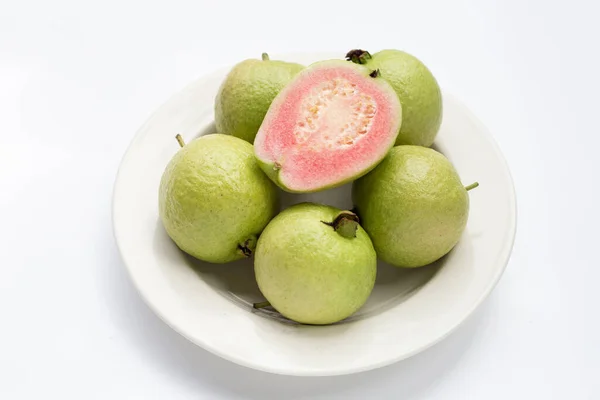 Beyaz Arkaplanda Taze Pembe Guava — Stok fotoğraf