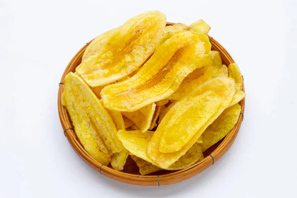 Banán Szelet Chips Bambusz Kosár Fehér Háttér — Stock Fotó