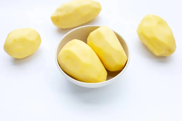 Batatas Peladas Cruas Fundo Branco — Fotografia de Stock