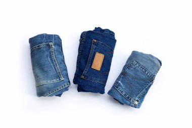 Beyaz arka planda yuvarlanmış mavi kot pantolon