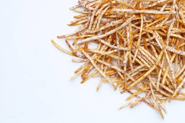 Beyaz arka planda kızarmış taro çubukları.