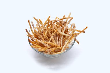 Beyaz arka planda cam kasede kızarmış taro çubukları..