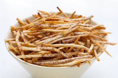 Beyaz arka planda kızarmış taro çubukları.