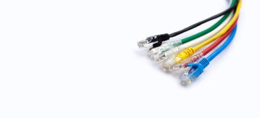 Beyaz arkaplanda LAN ağ bağlantısı ethernet kabloları.