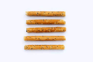 Beyaz arka planda gevrek yumurta ruloları.