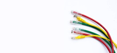 Beyaz arkaplanda LAN ağ bağlantısı ethernet kabloları.