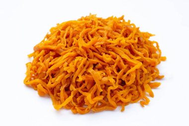 Beyaz arka plan üzerinde turşu şalgam.