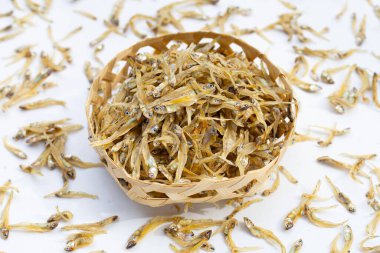 Beyaz arka planda kurutulmuş ançüez.