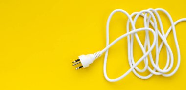 Sarı arkaplanda elektrik prizleri. 