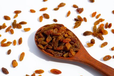 Beyaz arka planda kuru üzüm.