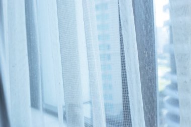 Pencereden gelen yumuşak ışık ile beyaz perde 