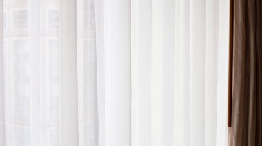 Pencereden gelen yumuşak ışık ile beyaz perde 