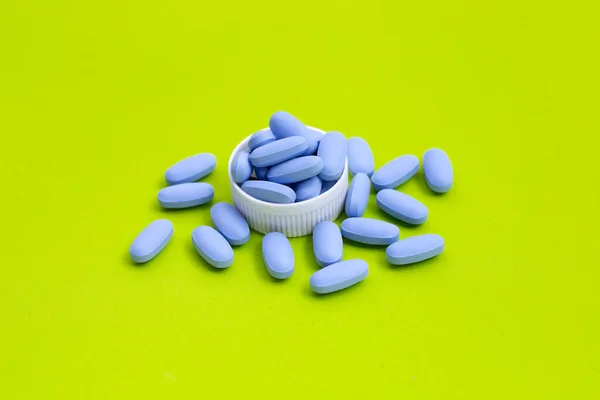 用于预防艾滋病毒的Prep 接触前预防 绿色表面上的蓝色药丸 — 图库照片
