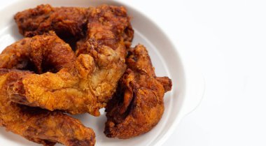 Beyaz arka planda kızarmış tavuk boynu..