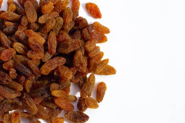 Beyaz arka planda kuru üzüm.