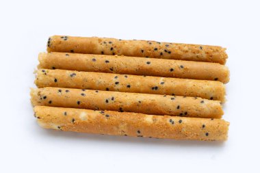 Beyaz arka planda gevrek yumurta ruloları.