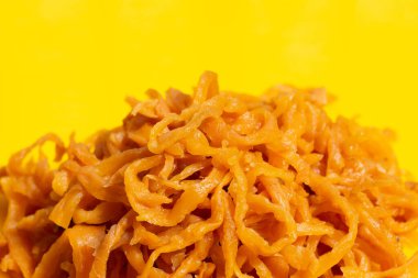 Sarı arka planda turşu turşusu..