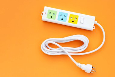 Elektrik kablosu ve turuncu fişi takın. Üst görünüm