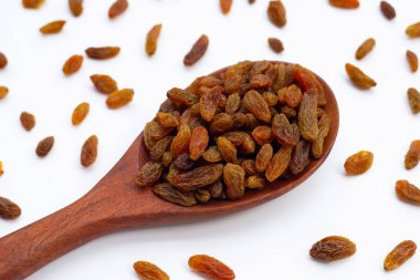 Beyaz arka planda kuru üzüm.