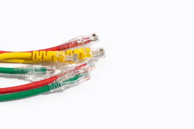 Beyaz arkaplanda LAN ağ bağlantısı ethernet kabloları.