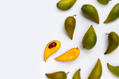 Beyaz arkaplanda meyve kutusu.