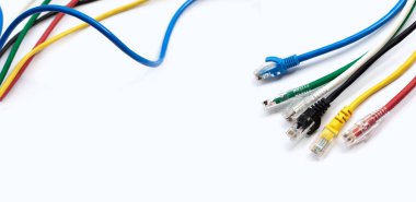 Beyaz arkaplanda LAN ağ bağlantısı ethernet kabloları.