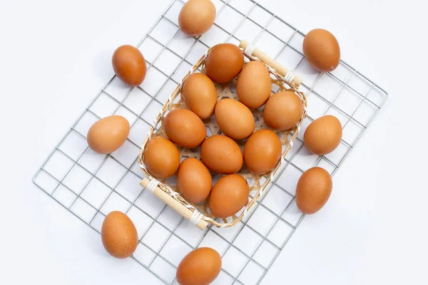 Куриные Яйца Бамбуковой Корзине Белом — стоковое фото