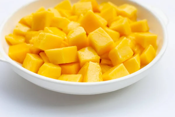 Tropische Früchte Mango Würfelscheiben Weißer Schüssel Auf Weißem Hintergrund — Stockfoto