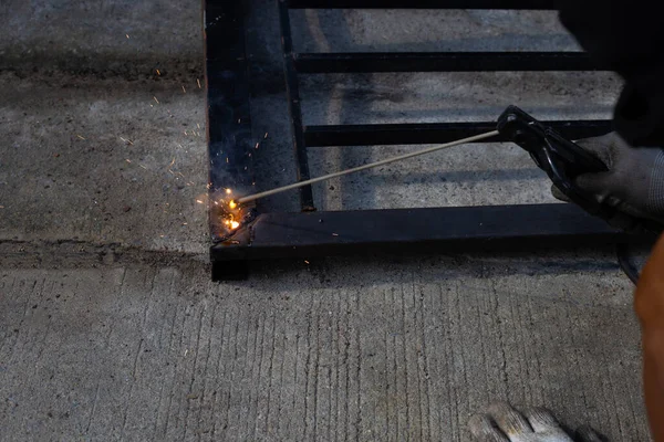 鉄門修理 労働者の手溶接鋼 — ストック写真