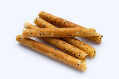 Beyaz arka planda gevrek yumurta ruloları.