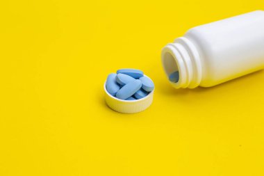 HIV 'i önlemek için PrEP (Ön-Pozlama Önleyici) mavi haplar